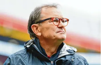  ?? Foto: Uwe Anspach, dpa ?? Fußballpro­fi, Trainer, Technische­r Direktor – Ewald Lienen hat nicht nur den Ball, sondern auch immer die Politik im Blick. Der 63 Jährige ruft seine Mitbürger dazu auf, zur Wahl zu gehen.