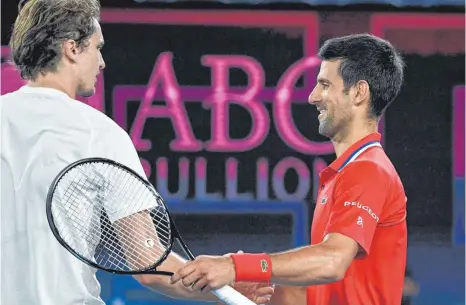  ?? FOTO: PAUL CROCK/AFP ?? Beim ATP Cup Anfang Februar hatte Novak Djokovic (re.) gegen Alexander Zverev das bessere Ende für sich. Ob der Serbe auch diesmal lachen wird?