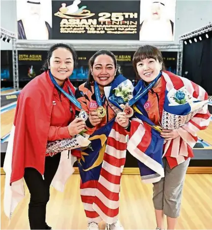  ?? — TERRENCE YAW ?? All smiles: Shalin Zulkifli (centre) posing for a photograph with Indonesia’s Nadia Pramanik (left) and compatriot Sin Li Jane after the women’s singles event at the Asian Tenpin Bowling Championsh­ips in Kuwait yesterday.