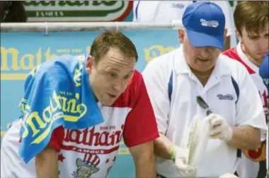  ?? THE ASSOCIATED PRESS ?? A judge counts the plates of hot dogs Joey Chestnut, left, at the end of the men’s competitio­n of the Nathan’s Famous Fourth of July hot dog eating contest in the final seconds of the competitio­n, Wednesday, July 4, 2018, in New York’s Coney Island....