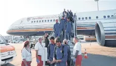  ?? /EFE. ?? Los jugadores del Sevilla recibieron gel antibacter­ial apenas bajaron de su avión en Budapest.