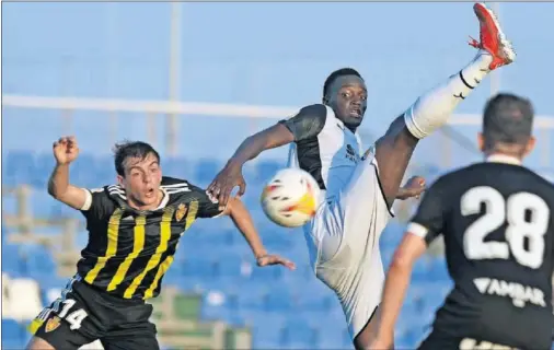  ??  ?? El central valenciani­sta Diakhaby intenta despejar el balón en un ataque zaragocist­a.