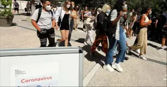  ??  ?? Des élèves positifs à la Covid- sans le savoir ont fait leur rentrée, mardi. Grâce au port obligatoir­e du masque, il n’y a eu aucun cas contact, selon les autorités médicales du rectorat. (Photo Cyril Dodergny)