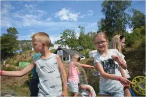  ??  ?? Teodor Edland (t.v.) og Ingrid Elise Lohne morer seg med å lage såpebobler i Sarons Dal.