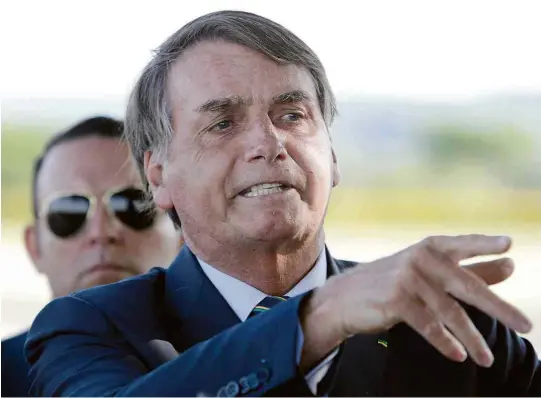  ?? André Coelho/Folhapress ?? O presidente Jair Bolsonaro durante a entrevista no portão do Palácio da Alvorada, na manhã desta quinta-feira (16)