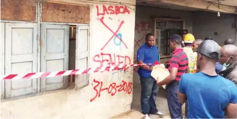  ?? PHOTO: ?? Lagos State government officials seal a building that collapsed at No 9 Abeje Street in Agege, Lagos yesterday Benedict Uwalaka