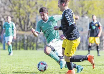  ?? FOTO: THOMAS SIEDLER ?? Mit Vollgas zum Derbysieg: Unterkoche­n (grünes Trikot) gewinnt gegen Ebnat verdient.