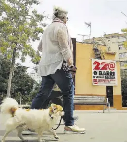  ?? Ricard Cugat ?? Pancarta con la convocator­ia del referéndum vecinal, ayer.