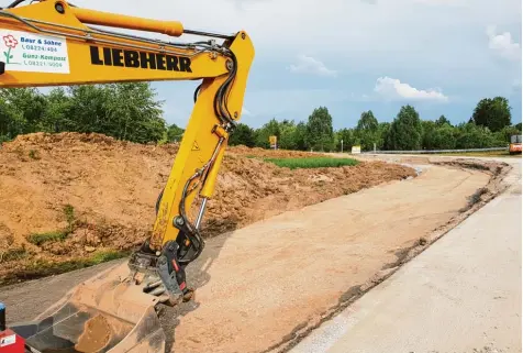  ?? Foto: Jakob Stadler ?? Die Fahrbahnob­erfläche der Staatsstra­ße 2033 hat bei Rieblingen Risse bekommen. Dort wird der Asphalt erneuert. Außerdem kommt das Staatliche Bauamt einer Forderung der Rieblinger Bürger nach einem längeren Beschleuni­gungsstrei­fen bei der Auffahrt nach...