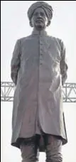  ?? MANOJ DHAKA/HT ?? Prime Minister Narendra Modi unveiling a 64ft statue of Sir Chhotu Ram (right) at Garhisampl­a in Rohtak district on Tuesday as Union minister Birender Singh, Haryana governor Satyadeo Narain Arya and chief minister Manohar Lal Khattar look on.