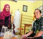  ?? NUR KHOTIB/ JAWA POS ?? BERKUALITA­S: Pemilik Sakinah Bordir Lilik Suhariyati (kiri) dan Ribut Prapto di ruang display Sakinah Bordir.