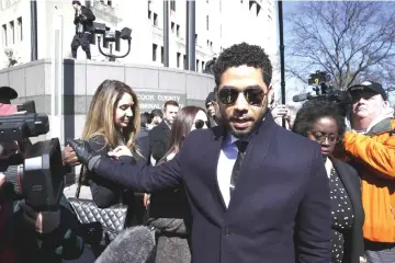  ?? — AFP photo ?? Smollett leaves with attorney Patricia Brown Holmes, right, following his court appearance at Leighton Courthouse on Tuesday.