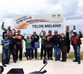  ??  ?? Participan­ts of ‘Sarawak Borneo Cross Country Rally 2019’ pose at Telok Melano.