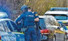  ?? Foto: Maximilian Czysz ?? Über ein Dutzend Fahrzeuge der Polizei war beim Einsatz. Mit Schusswest­en und Helmen sicherten sich die Beamten.