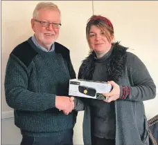  ??  ?? Argyll Talking Newspapers chair Robin Finlay and MAYDS Fiona Kalache with one of the donated audio boxes.