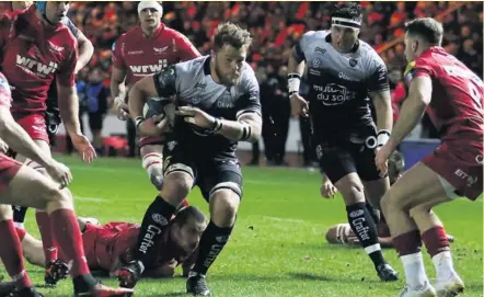  ?? Photo Icon Sport ?? Duane Vermeulen casse la ligne et c’est tout Toulon qui respire. Malgré la courte défaite sur la pelouse des Scarlets, les Varois iront en phase finale.