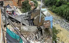  ?? FOTO JAIME PÉREZ ?? Incidente por erosión del margen derecho de la quebrada La Iguaná resultó en colapso parcial de cuatro viviendas, en el barrio el Pesebre, en la comuna 13.