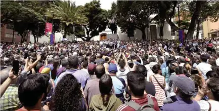  ??  ?? APOYO. Otra masiva concentrac­ión realizaron ayer los partidario­s de Guaidó en el sector capitalino de Chacao. (AFP)