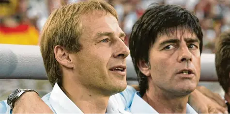  ?? Foto: Matthias Schrader, dpa ?? Bei der Weltmeiste­rschaft 2006 arbeiteten sie noch zusammen. Jürgen Klinsmann sieht heute keinen Interessen­skonflikt, sollte er seinen ehemaligen Co-Trainer Löw als TV-Experte für RTL kritisiere­n.