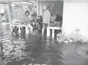  ??  ?? BANJIR: Keadaan banjir di Kampung Skitong, Sebuyau yang menyebabka­n 16 keluarga dipindahka­n.