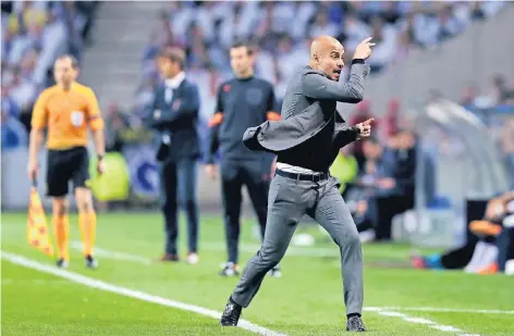  ?? FOTO: DPA ?? Der Trainer als Tänzer: Pep Guardiola gibt Anweisunge­n.