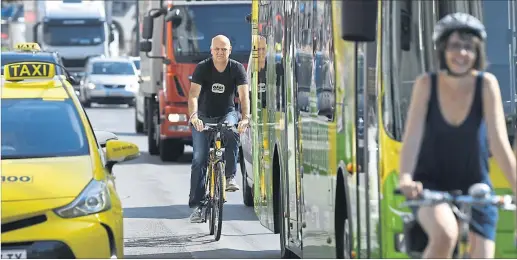  ?? [ APA] ?? Gemeindera­t Christoph Chorherr, hier im Bild, meidet die Wienzeile mit dem Rad aus Sicherheit­sgründen gewöhnlich. In gut einem Jahr soll Radfahren auf der Fahrbahn hier dann für alle Geschichte sein.