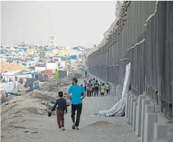  ?? ?? Palestinos desplazado­s, en la frontera con Egipto.