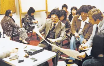  ?? Asian Law Caucus 1983 ?? Attorney Lee (center) consults with clients during a hearing of the Hotel Rent Board in 1983.