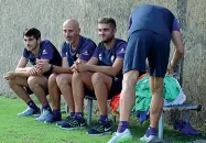  ??  ?? Gianmarco Pioli, primo da sinistra, ai campini insieme allo staff viola