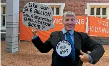  ?? PHOTO: CATRIN OWEN/STUFF ?? Niki Rauti supporter Penny Bright outside the High Court in Auckland.