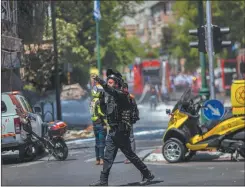  ?? FOTOS: AFP Y DPA ?? El lanzamient­o desde la Franja y las ciudades israelíes afectadas. Esta vez, los ataques de Hamás tuvieron más precisión.