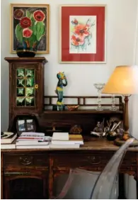  ??  ?? I den bagerste stue står et gammelt chatol med grønne ruder. Glasfigure­n er af den lokale keramiker Jac Hansen. Foto: Soffi Chanchira Larsen