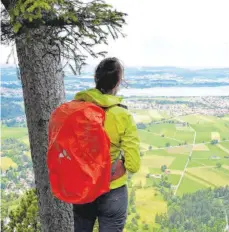  ??  ?? Wanderern bietet sich dieser Blick vom Tegelberg auf den Forggensee.