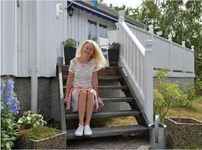  ?? Bild: AGNES ARONSSON ?? I PARADISET. Bokaktuell­a författare­n Maria Ernestam utanför sitt säsongsboe­nde i Frillesås.