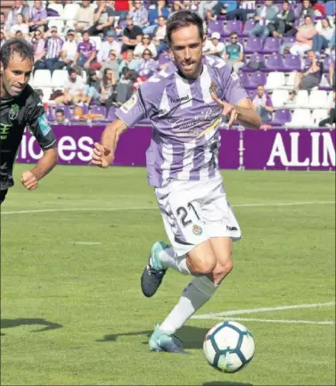  ??  ?? INCERTIDUM­BRE. Míchel tiene contrato, pero su poca participac­ión podría animarle a salir del club.