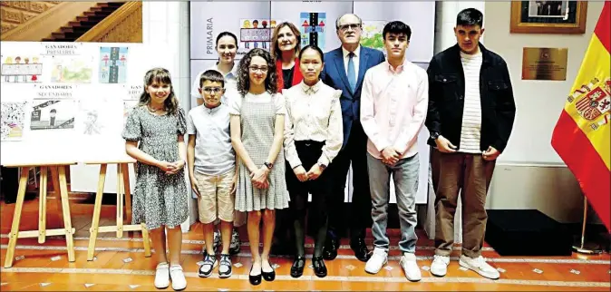  ?? DL ?? Los siete premiados, entre ellos el estudiante leonés, acudieron a Madrid a recibir el galardón de manos del Defensor del Pueblo.