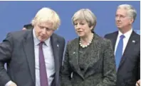  ?? AP ?? Juntos. La primera ministro Theresa May conversa con el entonces canciller británico, Boris Johnson, con el parlamenta­rio Michael Fallon, a la derecha, en una reunión de la OTAN el año pasado.