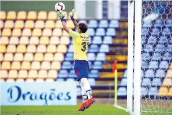  ??  ?? Luizão esteve 10’ na baliza e neste lances defendeu um livre de Sérgio Ribeiro