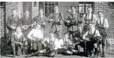  ??  ?? Als Wander- und Musikklub Edelweiß wurde das Orchester im Jahr 1920 von Peter Engbrocks gegründet. Hier ein Foto aus der Anfangszei­t.