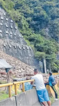  ?? ARCHIVO PARTICULAR ?? La vía opera parcialmen­te debido al derrumbe entre el sexto y séptimo túnel de Buga a Buenaventu­ra.