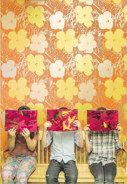  ?? FLAVOR PAPER ?? Flavor Paper’s Flowers wallpaper has a Warhol feel (US$360 per 15-foot roll, flavorpape­r.com).