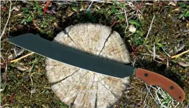  ??  ?? 卡巴Parangat­ang开山刀的刀身改­进为前后等宽的造型，刀柄由木制改为工程塑­料制成，刀柄表面设有防滑纹