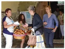  ??  ?? Le pain bénit est distribué à la sortie de la messe.