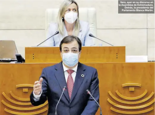  ?? EL PERIÓDICO ?? Vara, ayer en su discurso en la Asamblea de Extremadur­a. Detrás, la presidenta del Parlamento Blanca Martín.