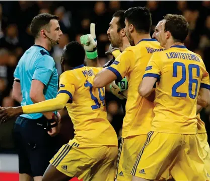  ?? Foto: EPA/JUANJo MARtIN ?? Juventussp­elarna skällde ut domaren Michael Oliver och målvakten Gianluigi Buffon fick rött kort efter att ha knuffat till Oliver.