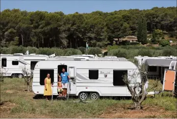  ?? (Photo Sébastien Botella) ?? Soixante-cinq familles, venues de Pierrefeu-du-var (Var), sont présentes sur le terrain privé de 1,7 hectare.