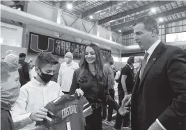  ?? MATIAS J. OCNER mocner@miamiheral­d.com ?? From right to left: Mario Cristobal, his wife, Jessica Cristobal, and their kids, Mario
Mateo Cristobal, 12, and Rocco Cristobal, 10, at the coach’s UM introducti­on on Tuesday.