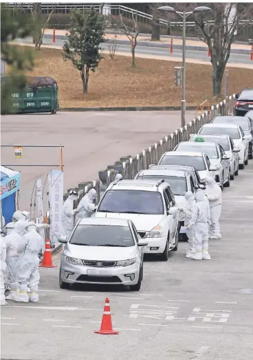  ?? FOTO: DPA ?? Menschen, die in ihren Autos sitzen, werden in einer Behelfskli­nik in Gwangju, etwa 300 Kilometer südlich von Seoul, getestet.