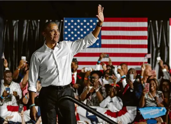  ??  ?? O ex-presidente Barack Obama, alvo den oticiais falsas, em Miami durante evento de apoio a candidatos democratas nas eleições de terça (6)