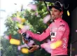  ??  ?? Festa
Il vincitore del Giro 2017 sul palco di Bergamo al termine della tappa con partenza da Valdengo